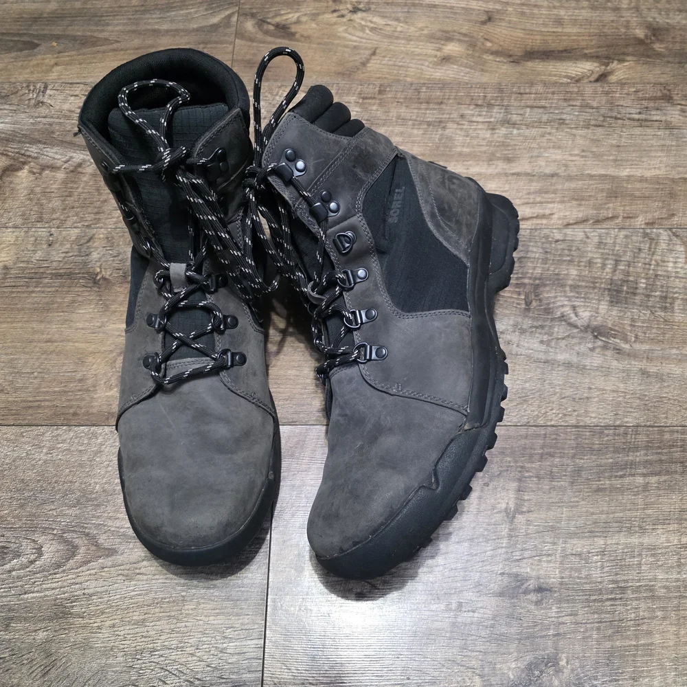 Sorel gently used